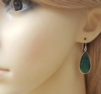 Zilveren oorbellen met uitgesneden Emerald