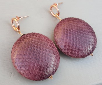 Oorbellen met ronde hanger van aubergine paarse Slangenhuid