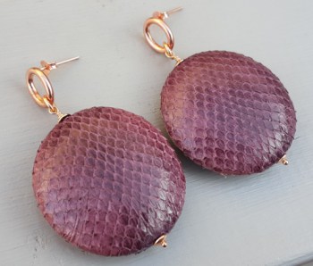 Oorbellen met ronde hanger van aubergine paarse Slangenhuid