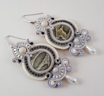Zilveren oorbellen met handgemaakte hanger