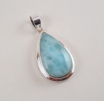 Zilveren hanger met druppelvormige cabochon geslepen Larimar