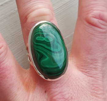 Zilveren ring met grote ovale Malachiet 17.7 mm