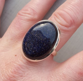 Zilveren ring gezet met brede ovale blauwe Goudsteen 19.7 mm