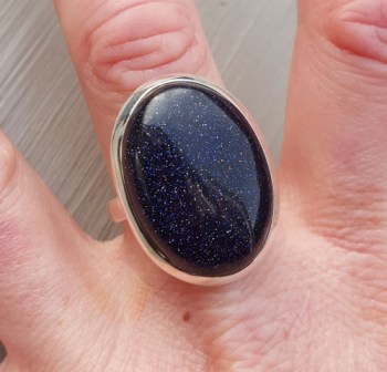 Zilveren ring gezet met brede ovale blauwe Goudsteen 19.7 mm