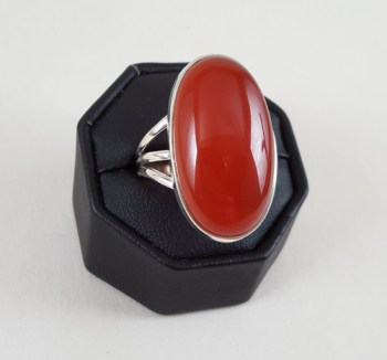 Zilveren ring gezet met ovale cabochon Carneool 20 mm