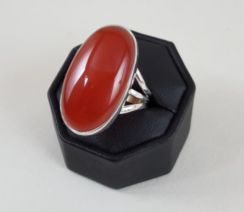 Zilveren ring gezet met ovale cabochon Carneool 20 mm