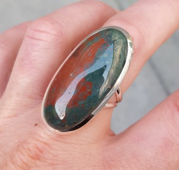 Zilveren ring gezet met smalle ovale Bloedsteen 18 mm