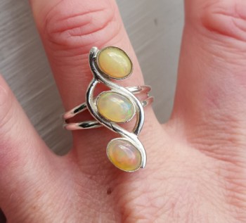 Zilveren ring gezet met drie Ethiopsiche Opalen 19 mm