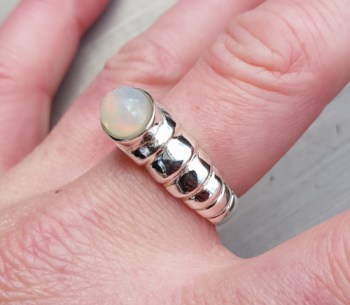 Zilveren ring gezet met dwarsliggende ovale Ethiopische Opaal 19