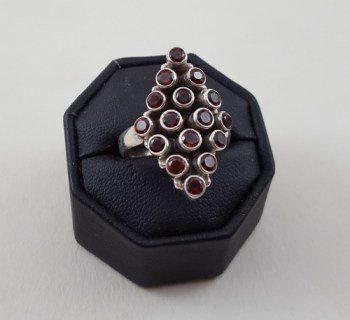 Zilveren ring gezet met ronde Granaten maat 19 mm