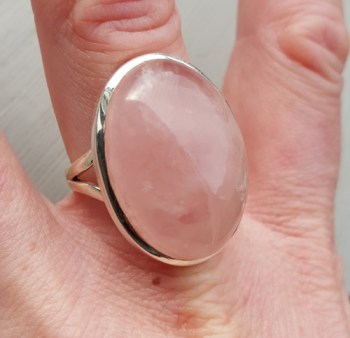 Zilveren ring gezet met brede ovale Rozenkwarts 20 mm