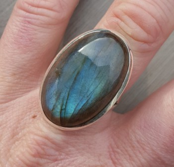 Zilveren ring gezet met cabochon Labradoriet 19 mm