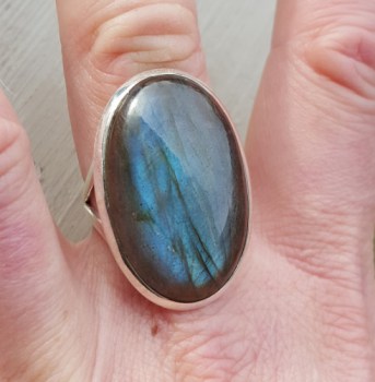 Zilveren ring gezet met cabochon Labradoriet 19 mm