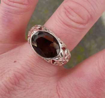 Zilveren ring gezet met dwarsliggende ovale Smokey Topaas 19 mm