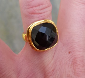 Goud vergulde ring gezet met vierkante facet Onyx 17 mm