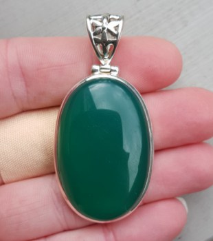 Zilveren hanger gezet met ovale cabochon geslepen groene Onyx