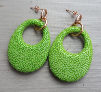 Oorbellen met ovale hanger van appeltjes groen Roggenleer