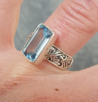 Zilveren ring met rechthoekige blauwe Topaas 16.5 mm