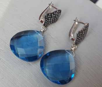 Zilveren oorbellen met blauwe Topaas quartz briolet en Zirkonia