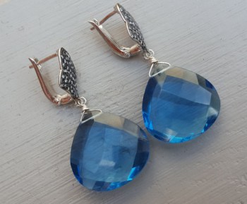 Zilveren oorbellen met blauwe Topaas quartz briolet en Zirkonia