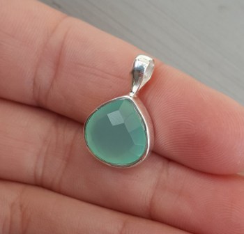 Zilveren hanger met kleine druppelvormige facet aqua Chalcedoon