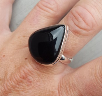 Zilveren ring gezet met brede druppelvormige Onyx 18 mm