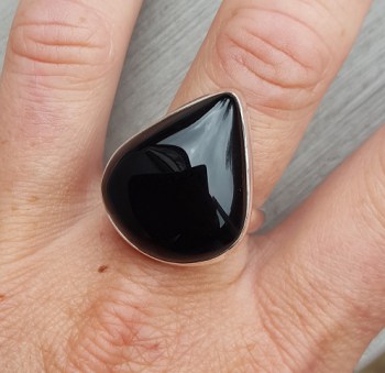 Zilveren ring gezet met brede druppelvormige Onyx 18 mm