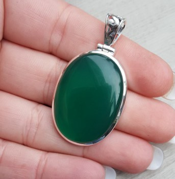 Zilveren hanger gezet met ovale cabochon groene Onyx