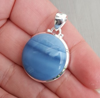 Zilveren hanger gezet met ronde cabochon blauw Opaal