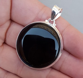 Zilveren hanger gezet met ronde cabochon zwarte Onyx