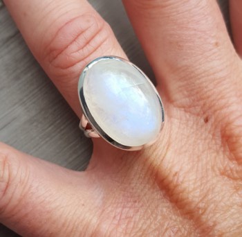 Zilveren ring gezet met ovale cabochon Maansteen 16.5