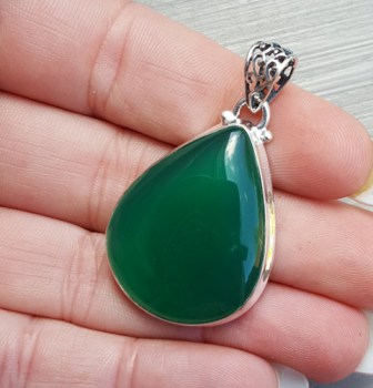 Zilveren hanger met brede druppelvormige cabochon groene Onyx