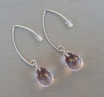 Zilveren oorbellen met licht roze quartz druppel