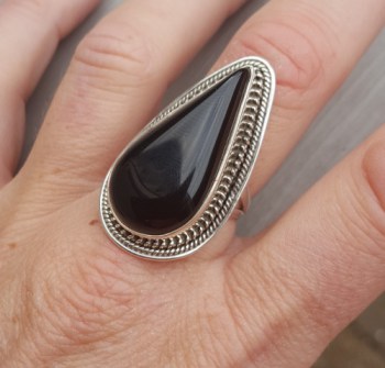 Zilveren ring gezet met grote druppelvormige Onyx 19 mm