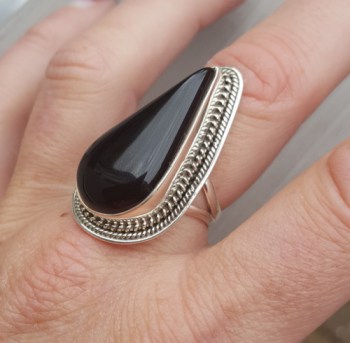 Zilveren ring gezet met grote druppelvormige Onyx 19 mm