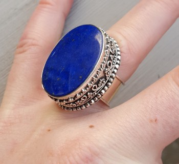 Zilveren ring met ovale Lapis Lazuli in bewerkte setting 17 mm