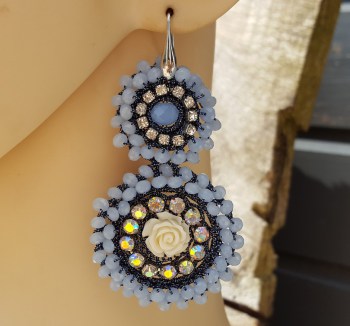 Zilveren oorbellen met hanger van kristallen en bloem