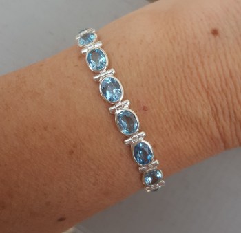 Zilveren armband met ovale facet geslepen blauwe Topazen