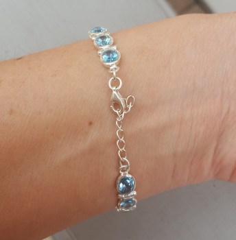 Zilveren armband met ovale facet geslepen blauwe Topazen