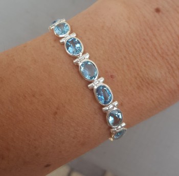 Zilveren armband met ovale facet geslepen blauwe Topazen