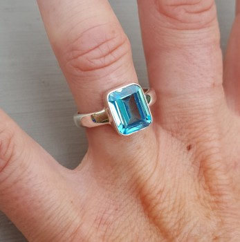 Zilveren ring gezet met rechthoekige blauw Topaas 18 mm