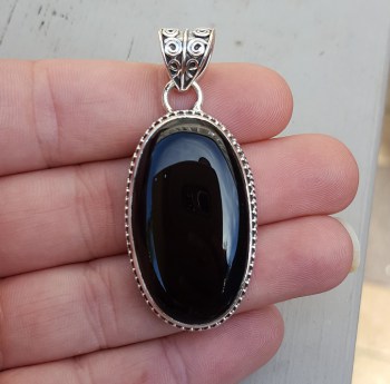 Zilveren hanger ovale cabochon Onyx en bewerkte setting