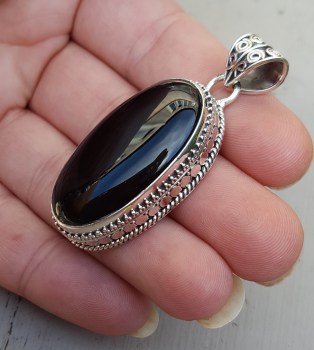 Zilveren hanger ovale cabochon Onyx en bewerkte setting