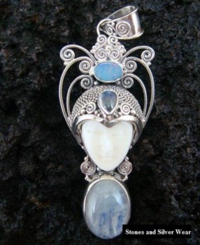 Zilveren hanger met gezicht, fire Opaal en Maansteen