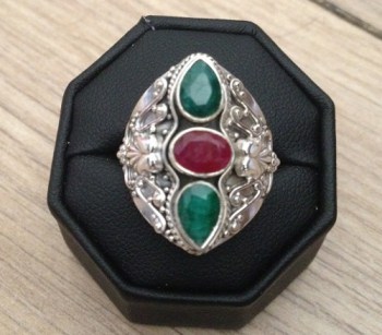 Zilveren edelsteen ring met Emerald en Robijnen ring maat 18.1