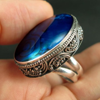 Zilveren ring met blauw Abalone schelp in bewerkte setting 17.3 