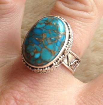 Zilveren ring met koper blauw Turkoois in bewerkte setting maat 