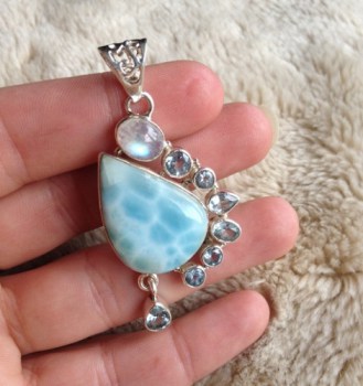 Zilveren hanger gezet met Larimar, blauw Topaas en Maansteen