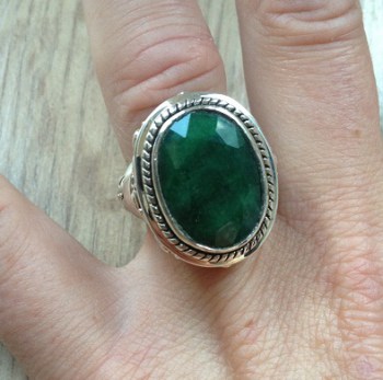 Zilveren ring met ovale Emerald met bewerkte kop en band 17 mm