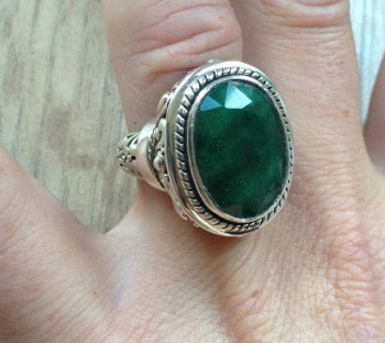 Zilveren ring met ovale Emerald met bewerkte kop en band 17 mm